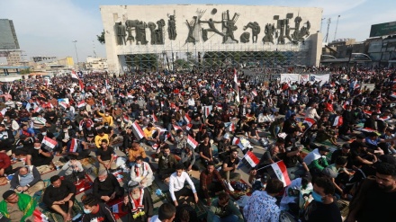 Milioni di iracheni si sono radunati per la preghiera del venerdì sull'appello di Muqtada al-Sadr