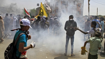  Despite killings, Sudan security forces keep tear gas canisters flying 