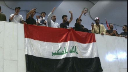 Pagar Beton Dirobohkan, Demonstran Irak Duduki Parlemen