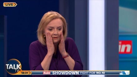 Conduttrice Truss sviene durante il dibattito Truss-Sunak