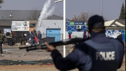 南ア最大都市郊外のバーで銃撃、14人が死亡