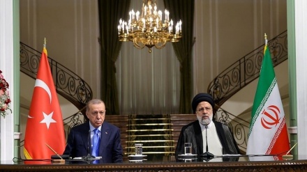 ראיסי במסיבת עיתונאים עם ארדואן: יש להילחם בטרור על כל צורותיו