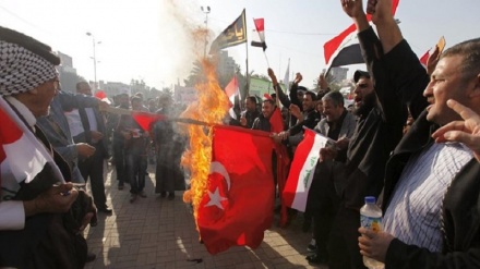 پایین کشیدن پرچم ترکیه از سفارت این کشور در بغداد