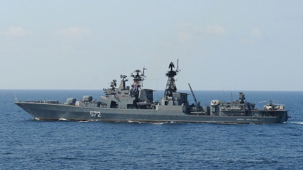 ロシア海軍艦艇が与那国島と西表島の間を通過