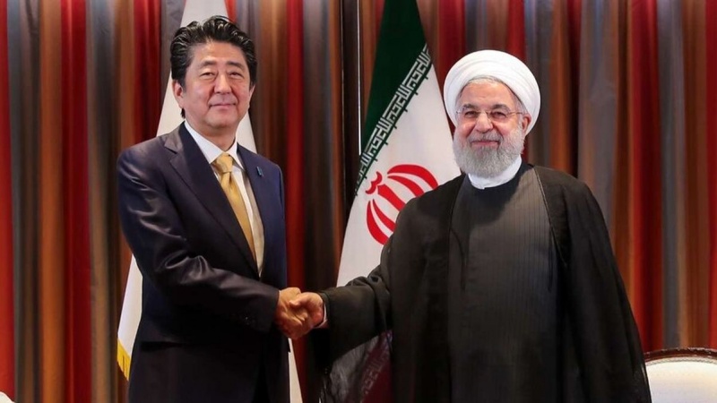 イランのローハーニー前大統領と日本の安倍晋三元首相（アーカイブ写真）