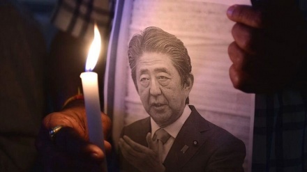 イラン南西部ソルフアーバードに、安倍元首相の死悼む懸垂幕