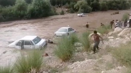  Flash floods kill at least 21 people in southern Iran, 2 others still missing 