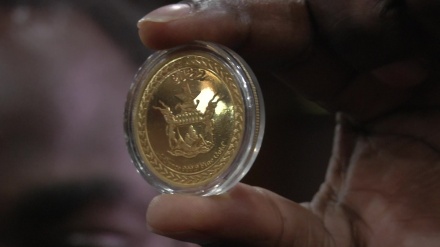 ジンバブエ、インフレ抑制策で金貨を導入