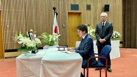 カナダ首相が日本大使館を記帳訪問、安倍氏は「世界全体に深い視点」
