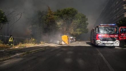 A Roma un nuovo incendio, esplosioni e una nube di fumo