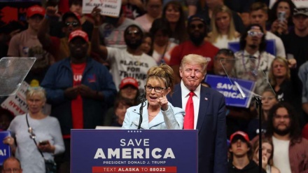 Trump campaigns with right-wing precursor Sarah Palin