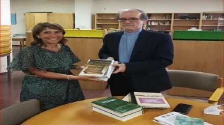 Spagna: libri sulla figura dell'Imam Ali (AS) donati a biblioteca nazionale islamica