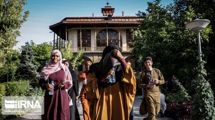 Besichtigung touristischer Orte von Qazvin durch ausländische Studenten
