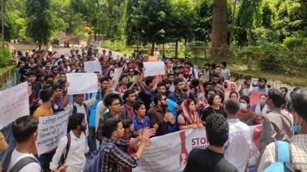 চবিতে চার দফা দাবি নিয়ে ছাত্র আন্দোলন অব্যাহত: যোগ দিয়েছেন শিক্ষকরাও 