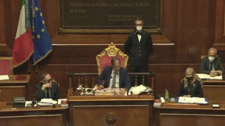 Italia, vicepresidente del Senato Iegge giornale sportivo mentre presiede la seduta