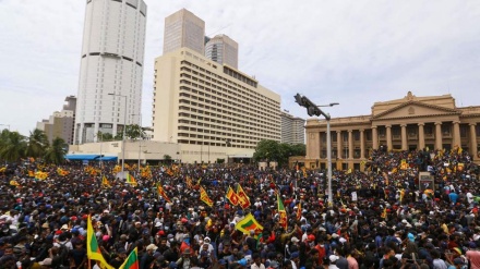 Sri Lanka calm but protesters refuse to leave presidential compound