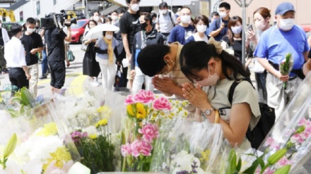 銃撃から一夜明けた安倍元首相の銃撃現場、多数の人々が献花