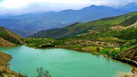 イランの自然；ヴァラシュト湖