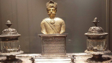 テヘラン・ゴレスターン宮殿の世界各国からの献上品が、観光客を魅了