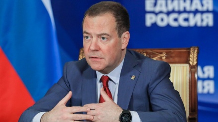 Medvedev: l'Ue ha stufato, introduca divieto totale visti