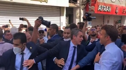 Macron i rrethuar nga protestuesit algjerianë