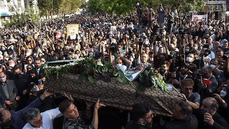 Pemakaman jenazah Amir Hushang Ebtehaj, di Rasht, Sabtu(27/8/2022).