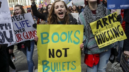アメリカで、学校内での武器による暴力事件が増加
