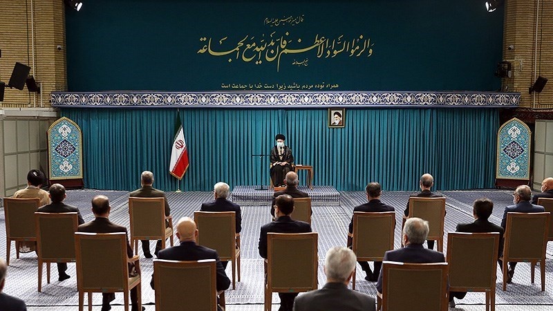 Presiden RII Sayid Ebrahim Raisi dan anggota kabinetnya bertemu Ayatullah al-Uzdma Sayid Ali Khamenei di Tehran, Selasa, (30/8/2022)