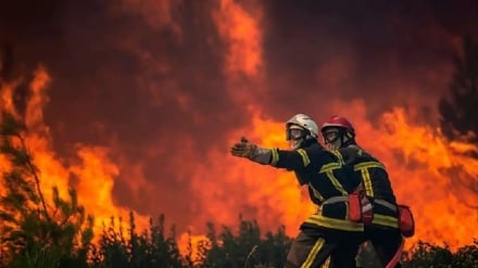 I vigili del fuoco spagnoli scappano dal violento incendio