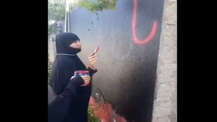 Azeri kadından Azerbaycan Cumhuriyeti'nde İmam Hüseyin -s- bayraklarının dikilmesi yasağına sert eleştiri
