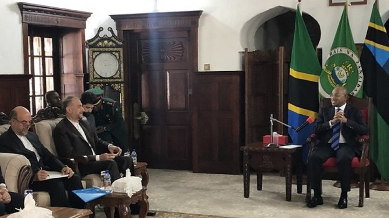 Menlu RII Husein Amir Abdollahian (kiri) dan Presiden Zanzibar Hussein Ali Mwinyi.