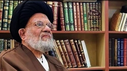 Merclilikten feragat eden Ayetullah Hairi taklitçilerine seslendi: Ayetullah Hamanei'ye taklit ediniz