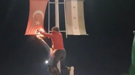 Djegia e flamurit turk në Azaz të Sirisë