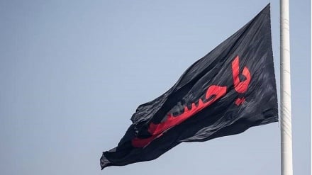 На высоких зданиях Тегерана развеваются 250 огромных флагов в связи с наступлением мухаррама, приуроченных к мученической смерти Имама Хусейна
