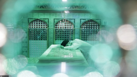 İslam İnkılabı Rehberi Meşhed'de İmam Rıza'nın (S) türbesinin temizlenmesi merasimine katıldı 
