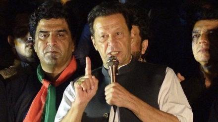 Pakistan: Unterstützer von Imran Khan verhindern, dass Polizei ihn festnimmt