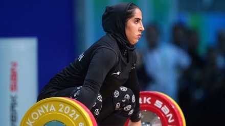 伊朗女运动员在伊斯兰团结运动会收获伊朗史上首枚女子举重金牌