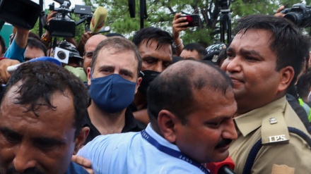 বিভিন্ন ইস্যুতে প্রতিবাদ মিছিল, রাহুল গান্ধীসহ কংগ্রেসের নেতা-কর্মীরা আটক
