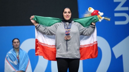 Sport, capolavoro Hosseini, prima medaglia nel sollevamento femminile