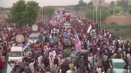 Unterstützer von Imran Khan protestieren in Islamabad gegen die Regierung