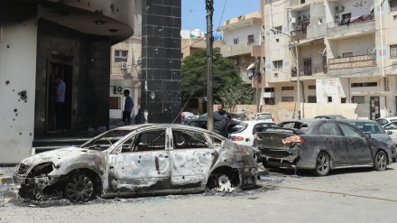 Libia, auto in fiamme dopo scontri tra milizie. L'Iran invita al dialogo nazionale