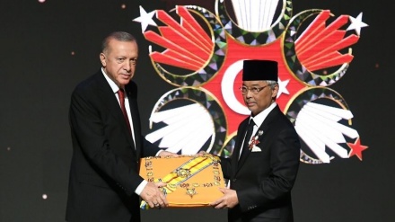 Erdogan Anugerahi Raja Malaysia Penghargaan Tertinggi Turki