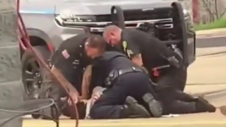 米アーカンザスで、警官3人が黒人男性を殴打
