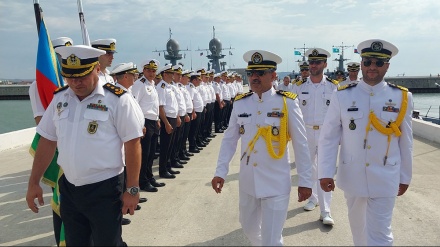 Iranische Schnellangriffsboote ankern im Hafen von Baku für Militärwettbewerb Sea Cup