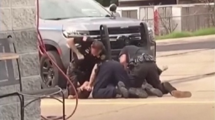 米アーカンソー州の警察官3名が、容疑者を殴打し足蹴り