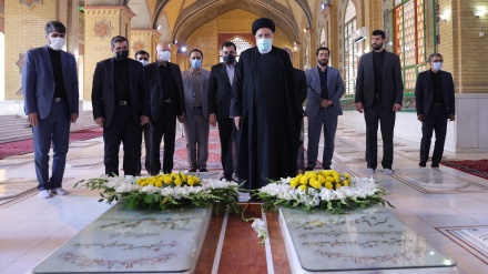 Presiden Iran dan Anggota Kabinetnya Ziarah ke Makam Syuhada