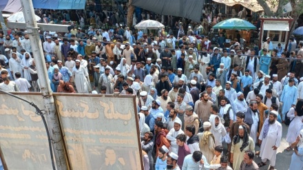 حاضران در تظاهرات ضدآمریکایی در جلال آباد: پول های افغانستان را آزاد کنید