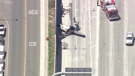 米加州の高速に小型機が墜落、炎上