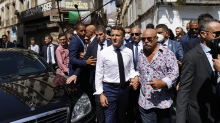 仏大統領が、アルジェリアで侮辱の的に