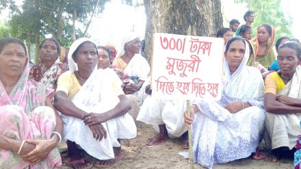 ৩০০ টাকা মজুরীর দাবিতে অনির্দিষ্টকালের ধর্মঘট চালিয়ে যাবে চা শ্রমিকরা 